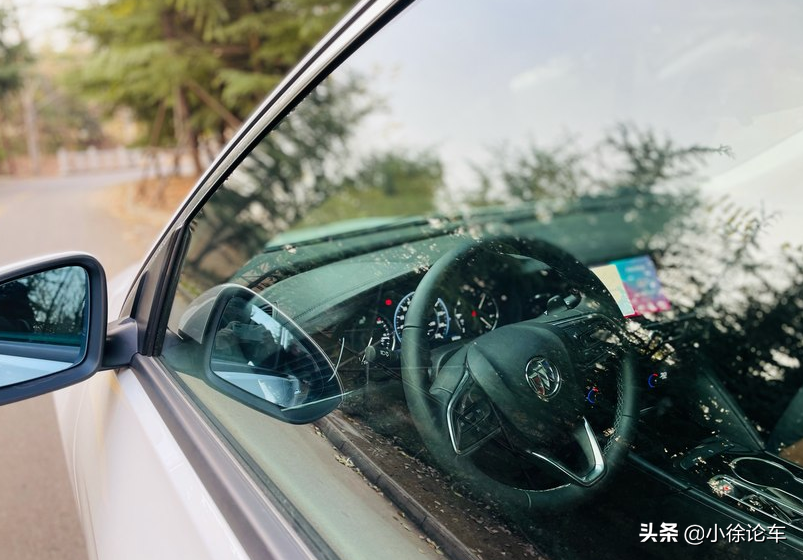毕业三年攒了十几万，想买一辆颜值高的轿车，别克君威怎么样？