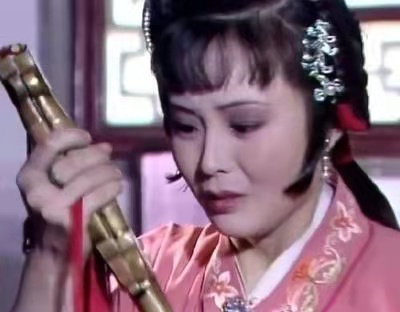 内衣肩带做手环，女生宣誓主权男生用来炫耀，这是不是有点尴尬