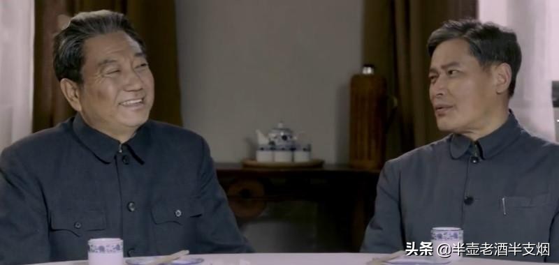 功德林里有两人表现不错，一人严肃一人滑稽，为何没被首批特赦？