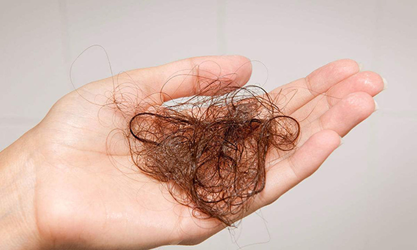 女生收集了一年中掉的头发，然后将其接了起来，结果相当惊人