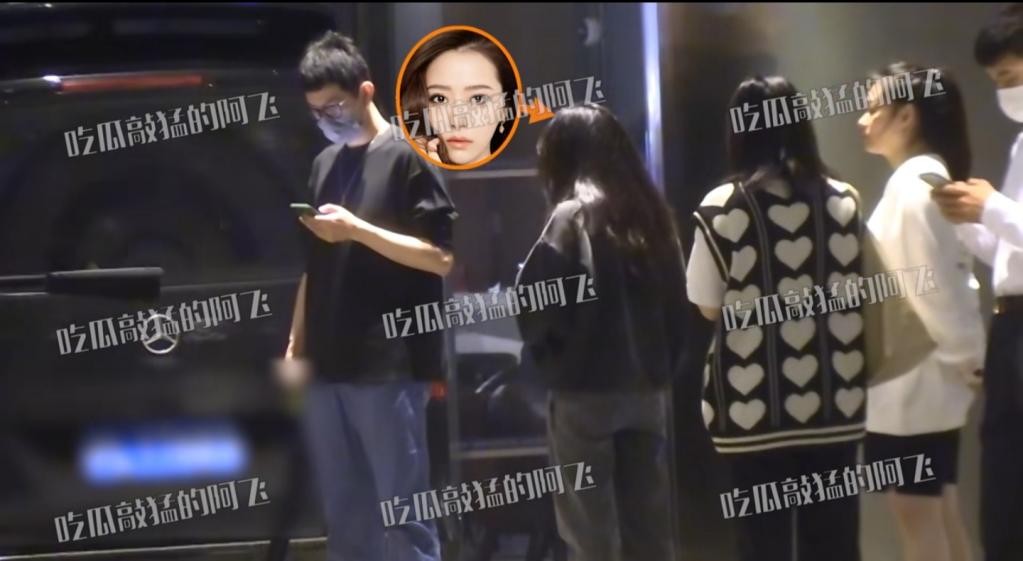 张靓颖与小5岁男友约会，朴素打扮超低调，席间挽手热聊显娇羞