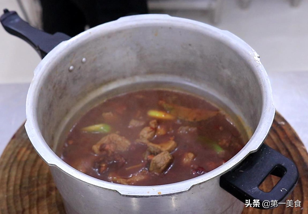 土豆烧牛肉怎么烧又好吃又嫩（酱牛肉烧土豆好吃的诀窍）