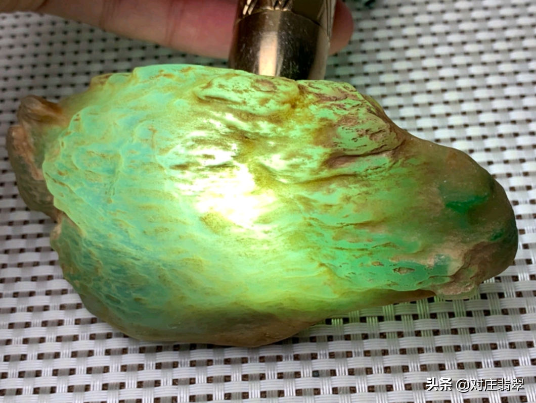 木那料高冰翡翠原石到底有多美?(翡翠的销售顺口溜) 第6张