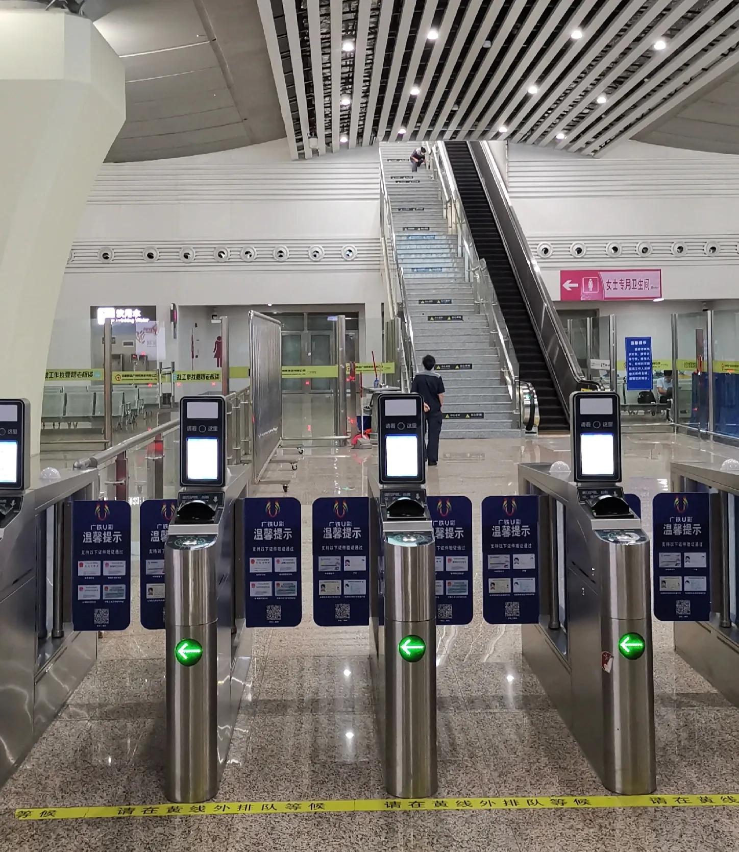 【携程攻略】广州南站，广州南站离市区比较远，不过火车站面积很大，而且站厅的挑空玻璃特别…