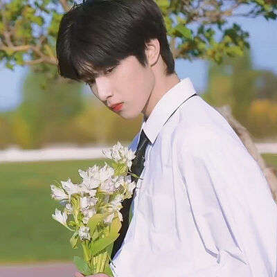 刘耀文初中毕业照曝光：养成系狼崽，有着“反差萌”的身高与实力