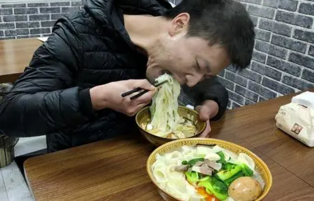 频繁放屁是肝不好吗？提醒：放屁多，或与3个因素有关，尽早改善