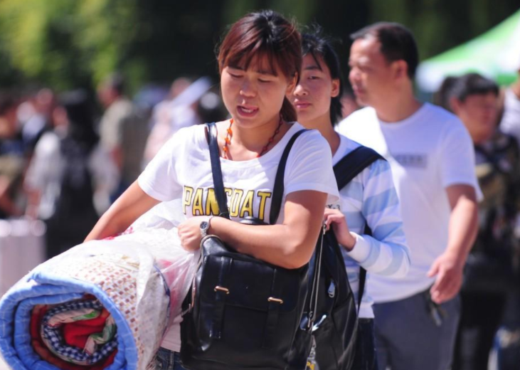 农村大学生自叹“有家不能回”，躲在城市生活，背后真相叫人心疼