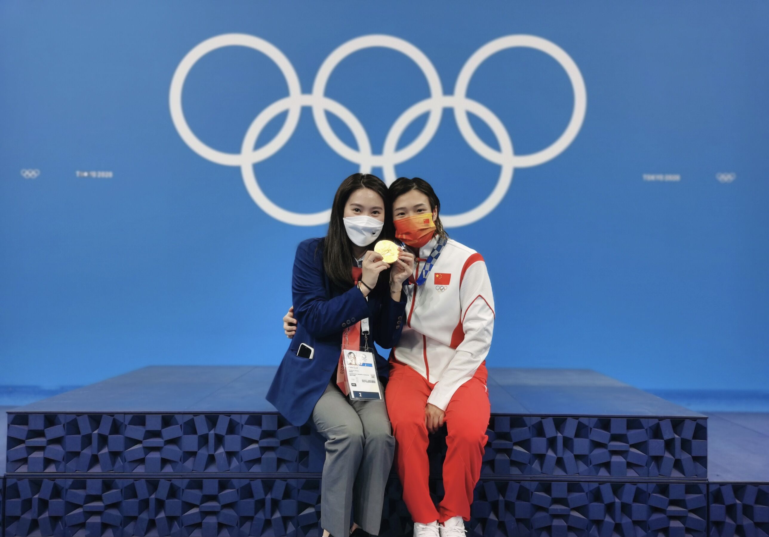 与郭晶晶陈若琳亲密合影,三代跳水女神罕见同框)