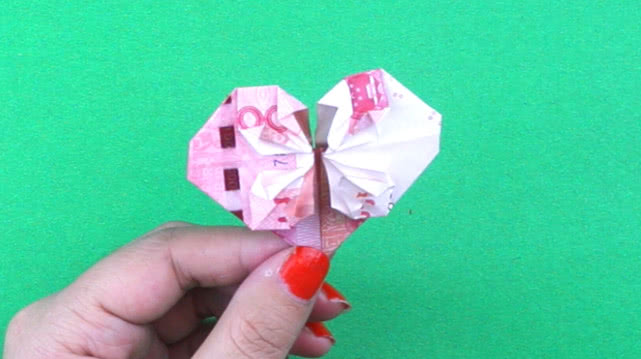 教你用百元人民币折爱心,方法很简单