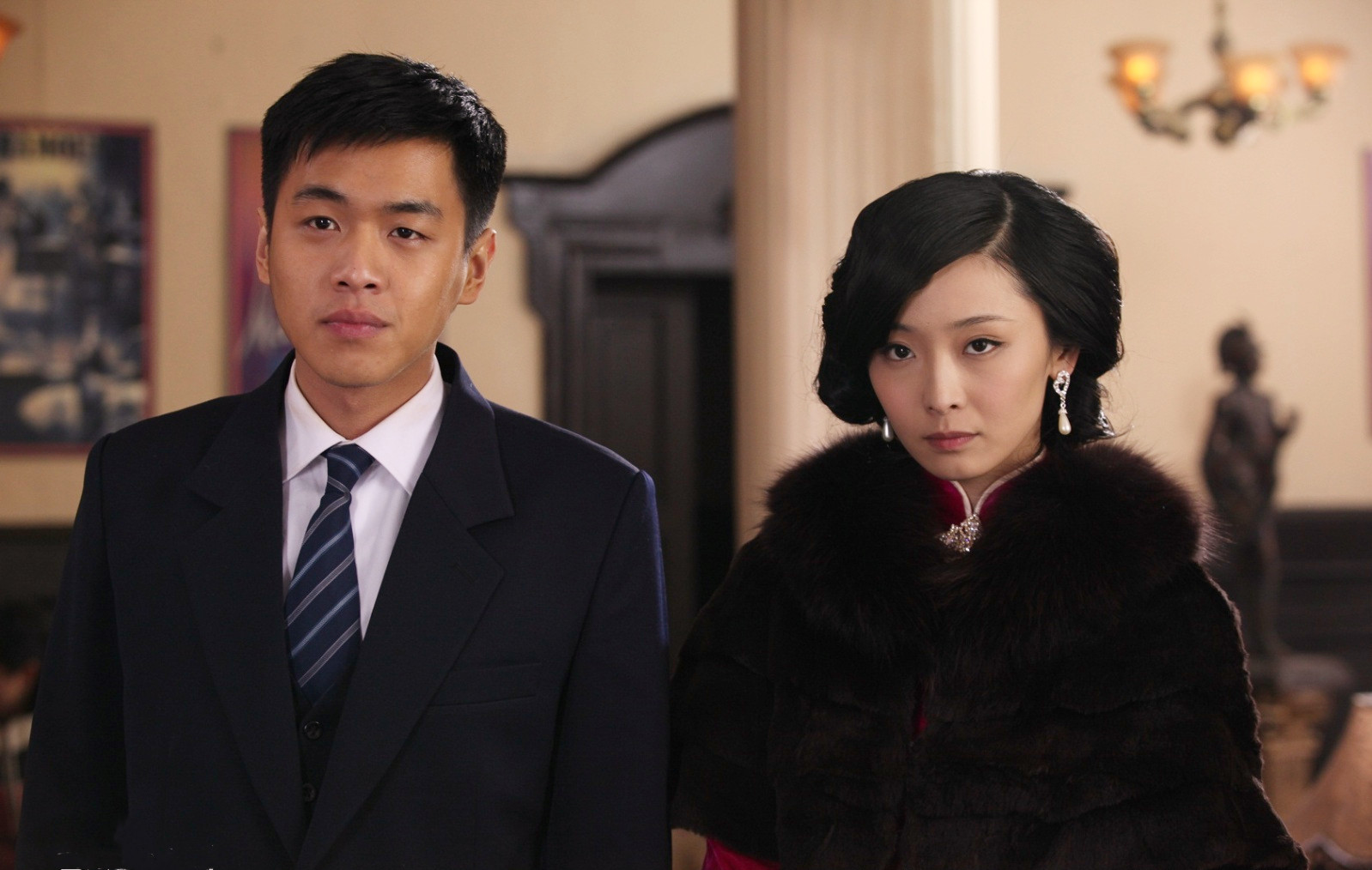 却不幸被通缉,走投无路之下加入戴笠麾下成为了国民党军官,代号"黑狐"