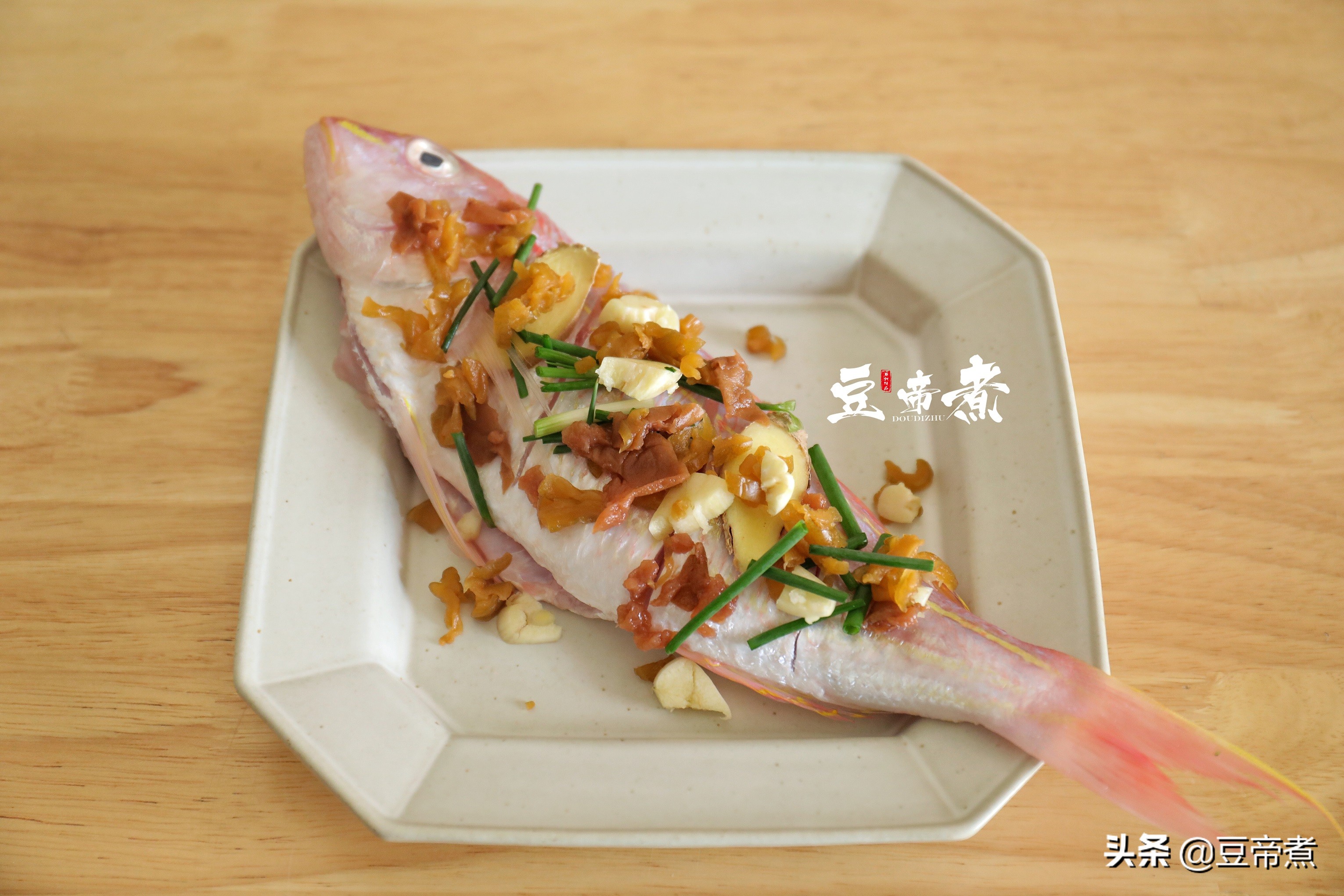 家婆蒸鱼有诀窍，加入了两种农家咸菜，不仅鱼不腥还特别开胃好吃