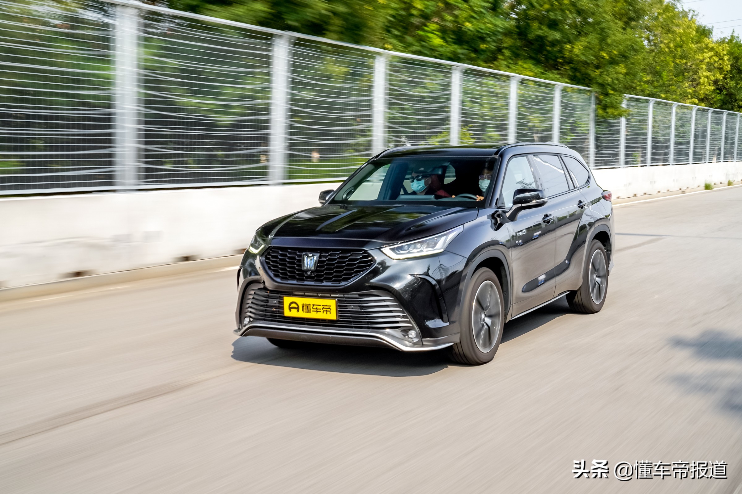 试驾｜同宗同源，却定位更高？一汽丰田皇冠陆放初体验