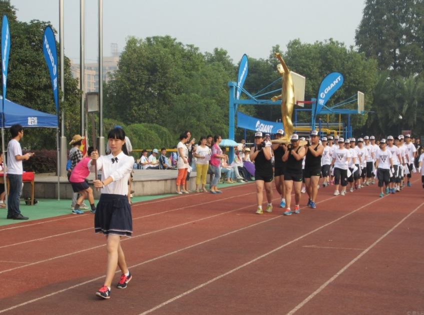 广西一中学运动会开幕式，多名初三女生跳“热舞”，校方回应来了