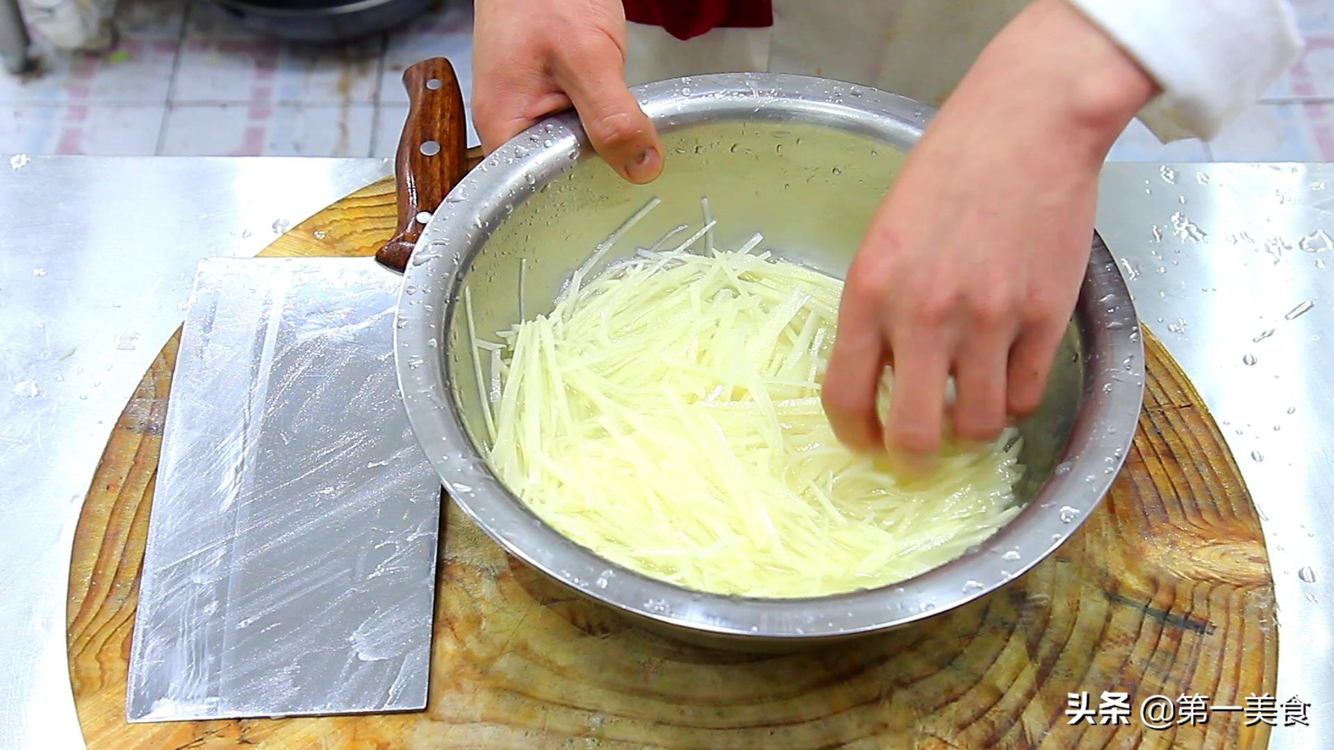 酸辣土豆丝的做法,酸辣土豆丝的做法 最正宗的做法视频