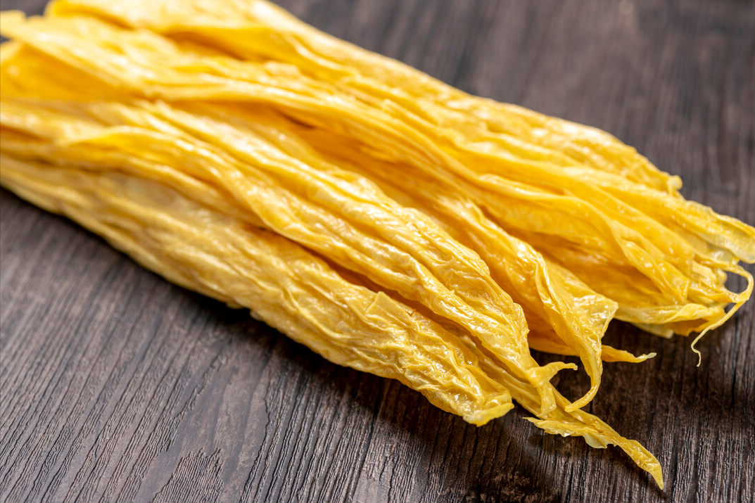 泡腐竹，不要放在水里就泡，饭店常用这方法，泡发快速不夹生