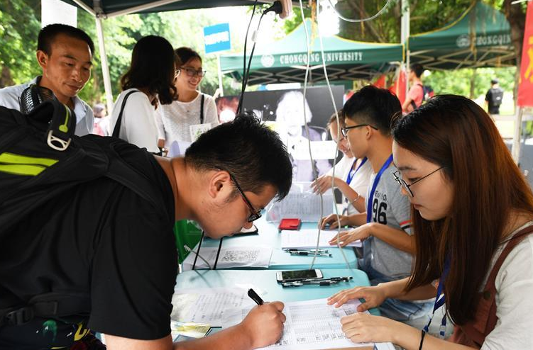 武汉学院迎来“明星女孩”，长相姓名同撞迪丽热巴，犹如复制粘贴