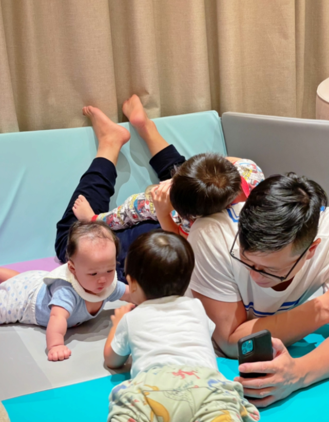 李乘德夫妇共度周末！两人吃路边摊超接地气，41岁胡杏儿素颜显老