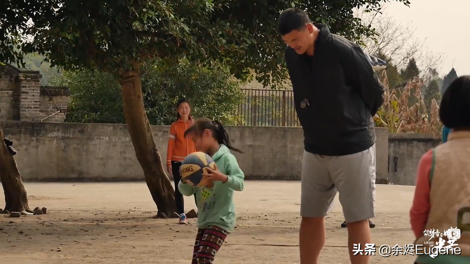 姚明纪录片在线观看(真实纪录片！休赛期姚明走遍农村小学，住教室废弃烟囱洗澡)