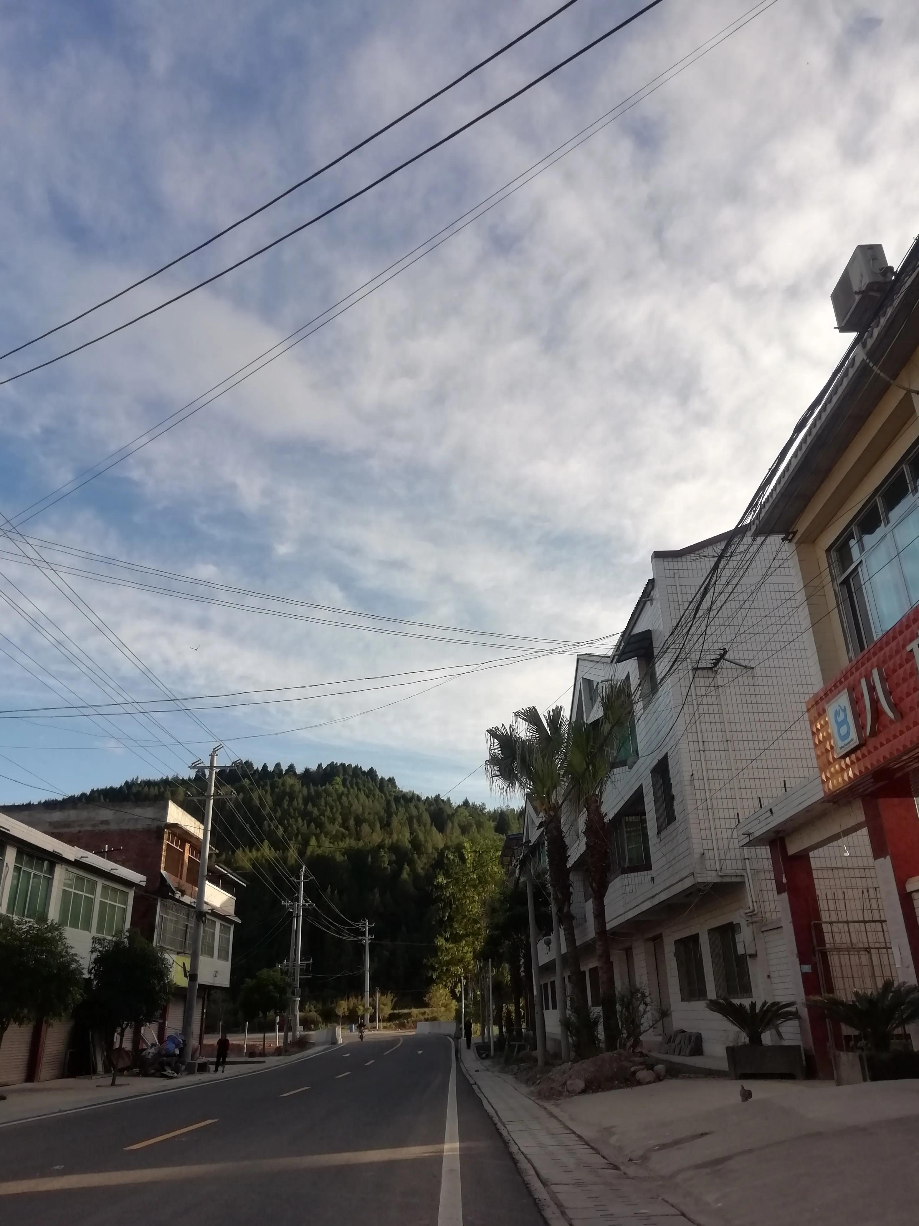 剑阁县武连镇的道路改造已经完成啦，全部铺成了沥青路面