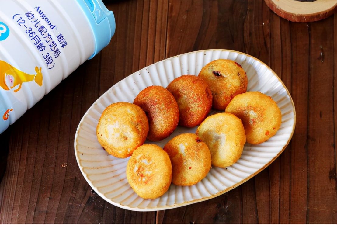 1碗糯米粉加上半勺红糖，做一份好吃解馋的小吃，软糯好吃