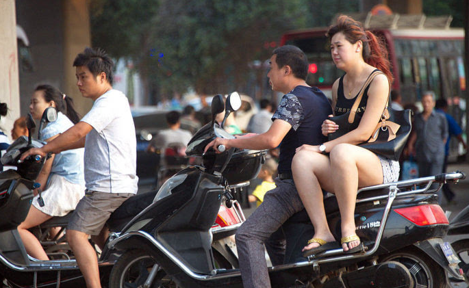 电动车上路有标准，骑车带好这些东西上路行驶，再严查也不“慌”
