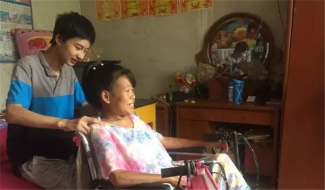 捡废品照顾瘫痪母亲，以744分考入清华3年的庞众望，现状如何