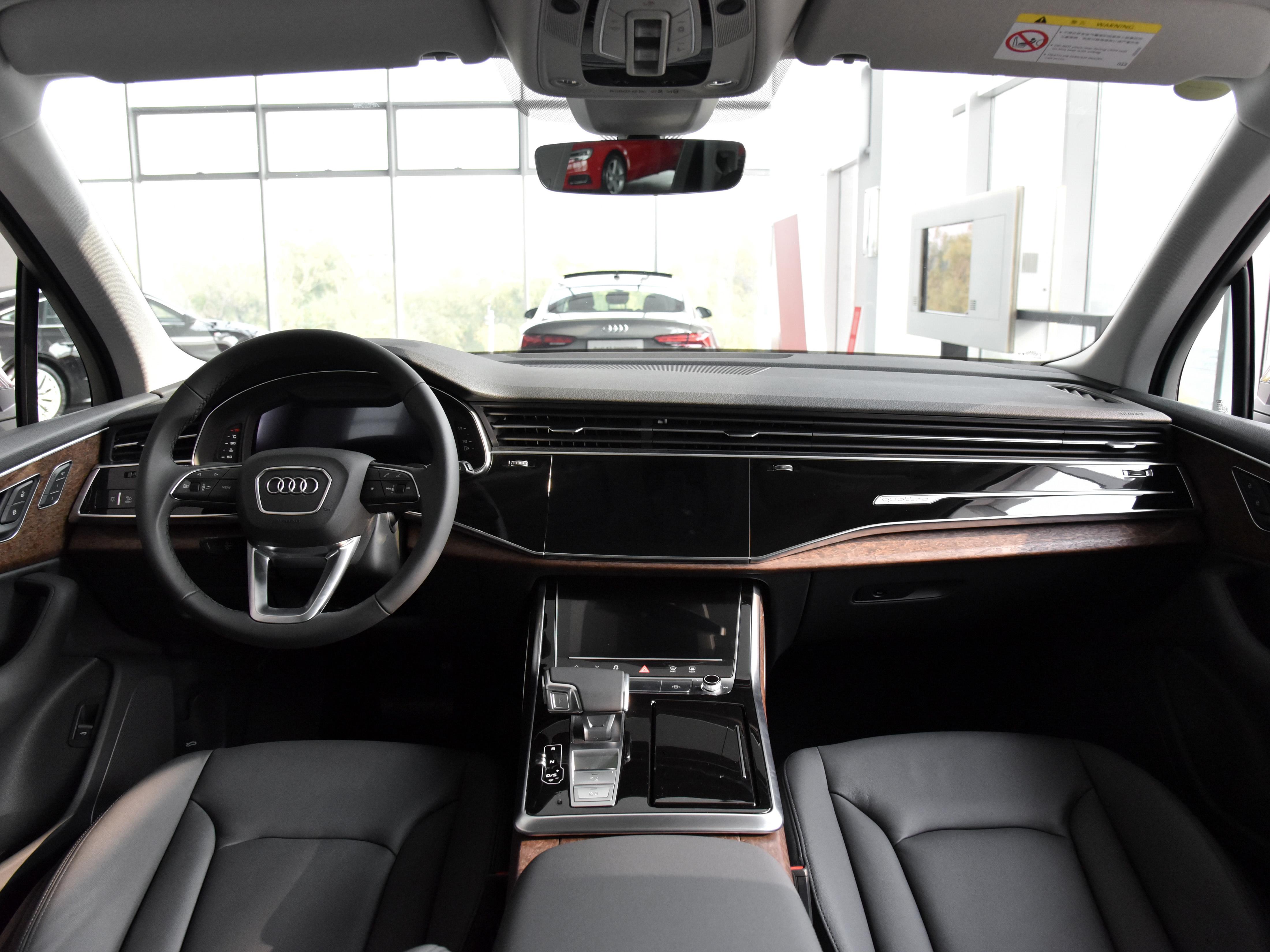 老牌进口豪华SUV，车身看着更长，7座+四驱，带你看奥迪Q7