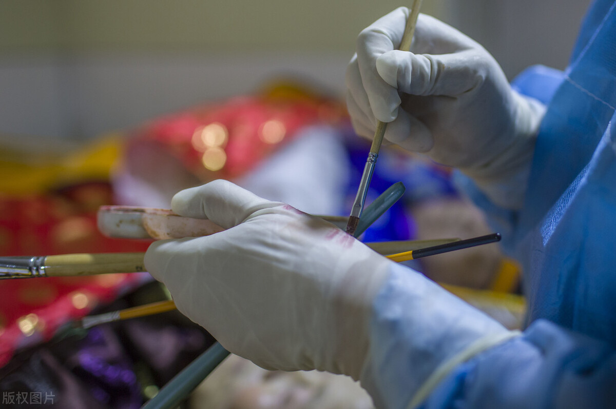 故事：美国女子3年前离奇死亡，一瓶眼药水揭开了事情的真相