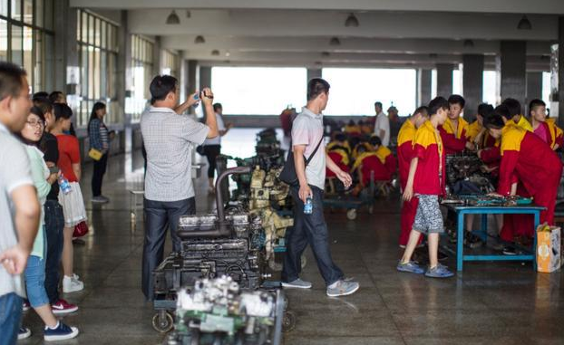 央视曝光职业学校乱象，水平差又乱收费，难怪家长有“分流”焦虑