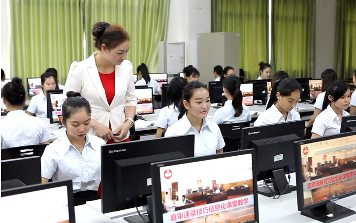 适合文科生报考的4个专业，未来发展前景好，薪资待遇也很高