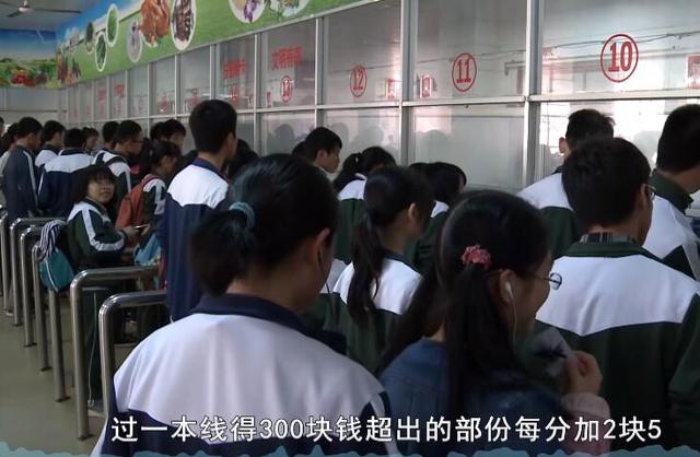 33岁高考“钉子户”唐尚珺，瞒着父母复读12年，今年考得怎么样？