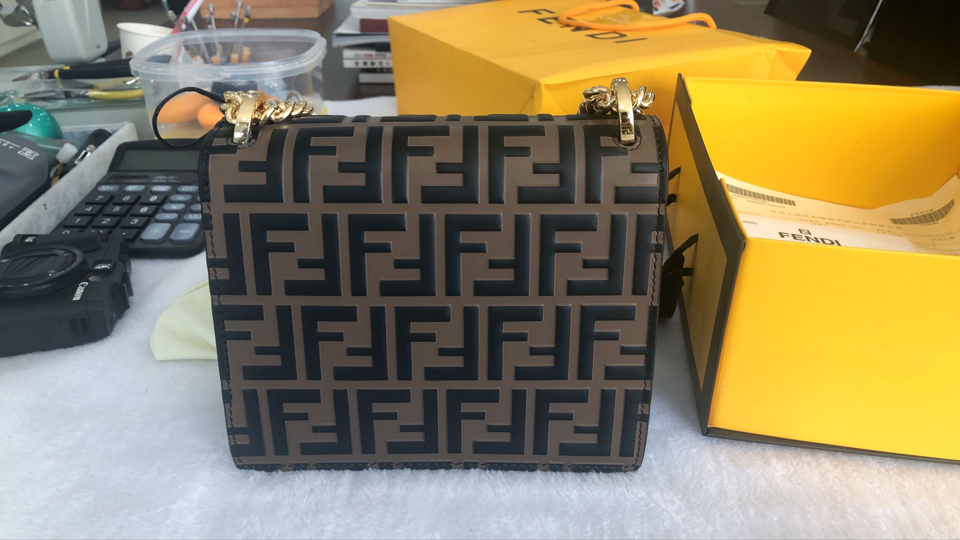 正！原厂正货！真有你的！假芬迪包包，只需一点，便能辩真假！