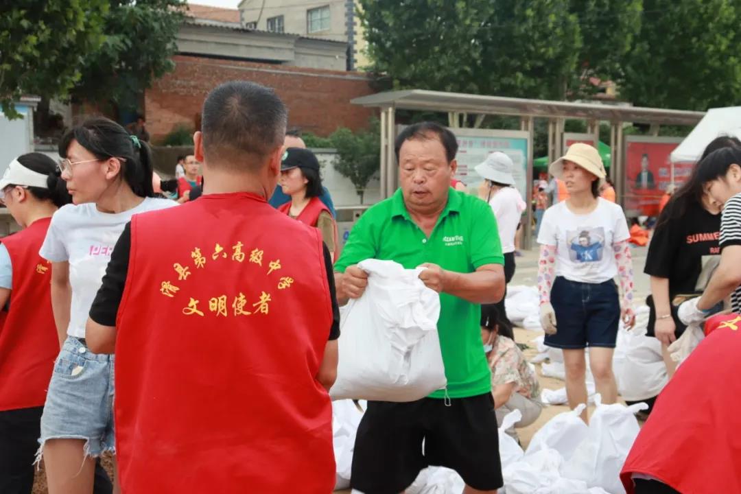 滑县六中志愿者：走下三尺讲台 奔赴防汛一线