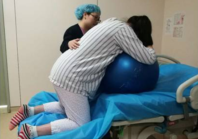 因孩子脸太圆被卡,产妇无奈侧切,你顺产时孩子哪里被卡住吗?