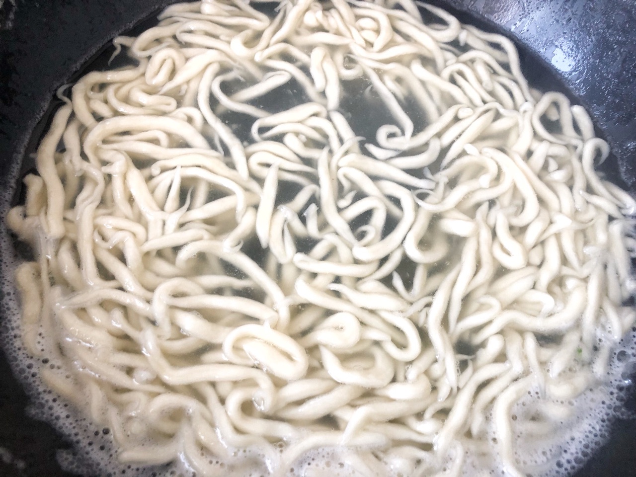 自制剪刀面，简单快手，吃起来有嚼头，口感顺滑