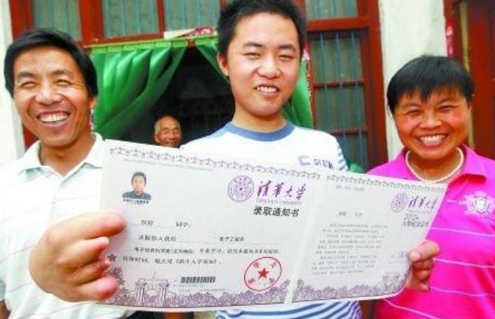 孩子考上211大学，妈妈朋友圈晒“录取通知书”，反而惹一肚子气