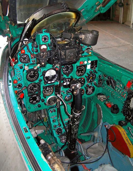 《七龙珠》封面故事：布尔玛的F4鬼怪战斗机和太空军三角翼标志