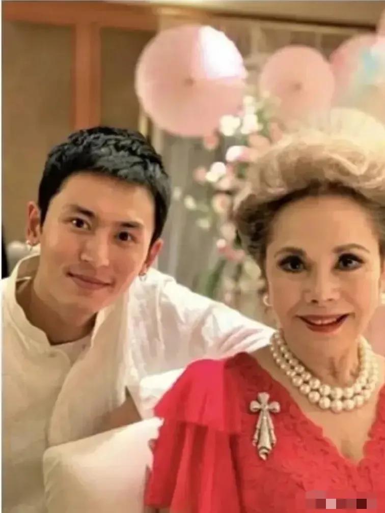 和張哲瀚合影的原來是她，黛薇夫人是日本右翼分子，蘇妲己再世