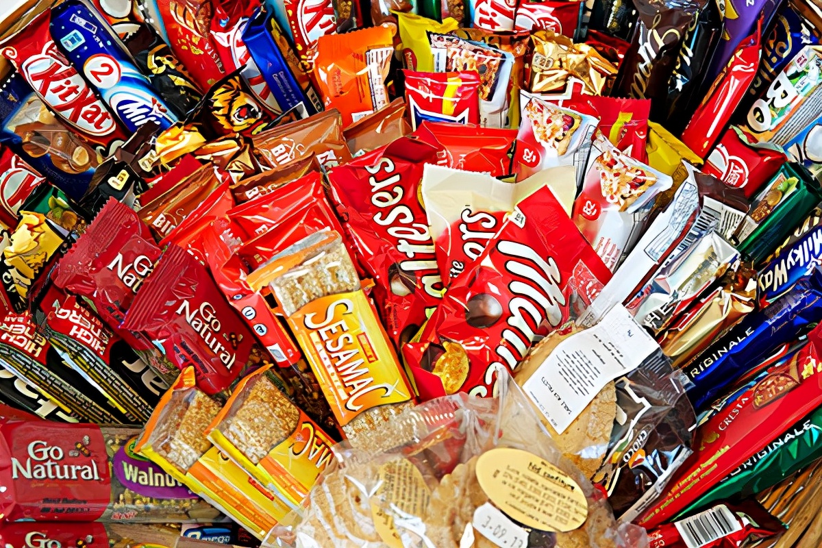 如今的零食种类琳琅满目,品种齐全,只要孩子喜欢,家长们统统都给买.