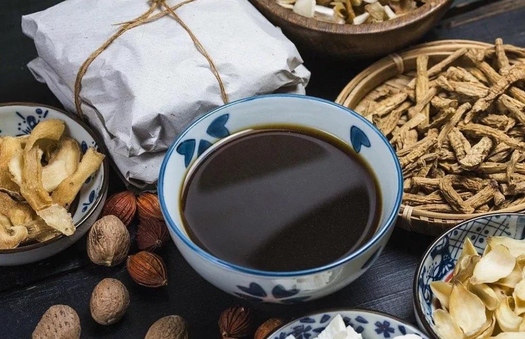 同等的食材,不同的厨师做出的汤味道就不一样,煎药也是如此,且不只是