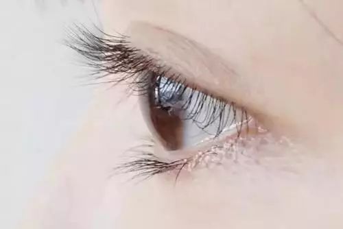 才知睫毛可后天生长！睡前涂睫毛自然增长1倍，短睫毛都看眼红了