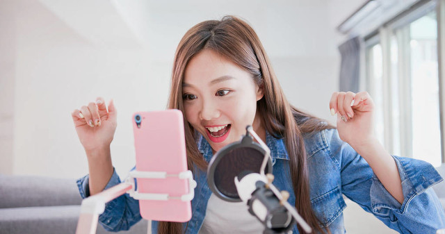 在抖音直播，月入上万，需要付出什么，直播比其他行业好做？