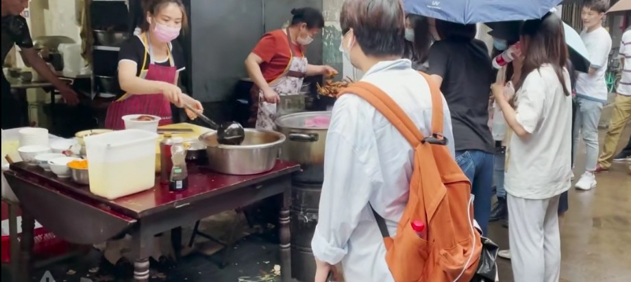 武汉传奇卤菜馆，30年无菜单不定价，价钱随便老板说，嫌贵就别来