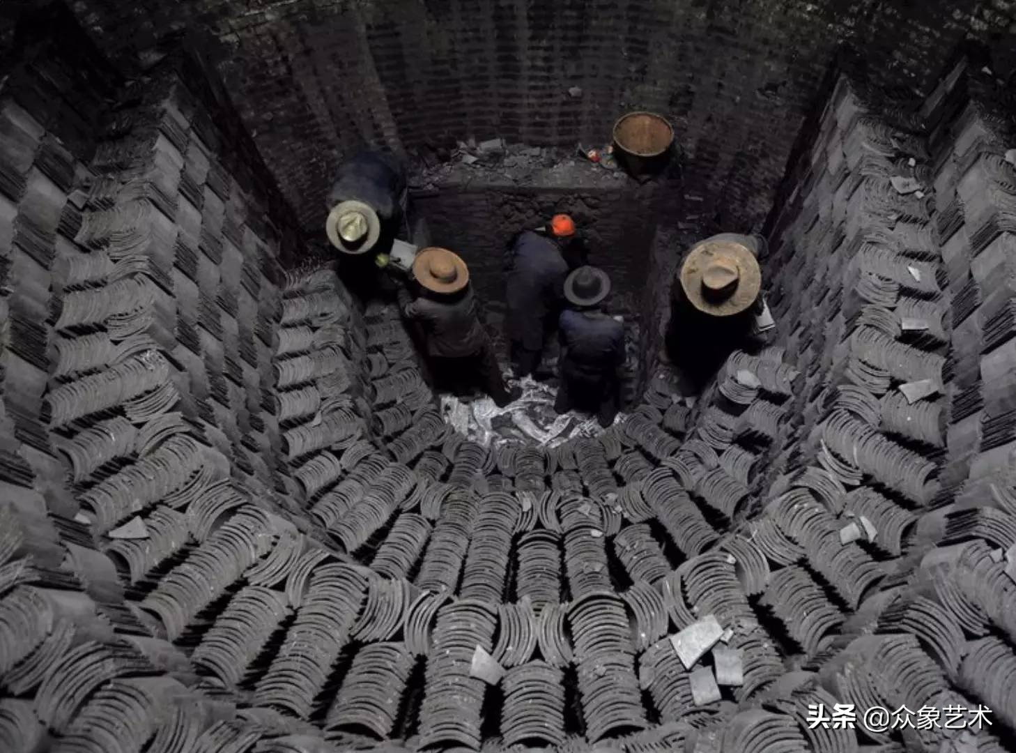 蓝字 ▲ 关注 众象你将打开不一样的艺术世界▼望多年以后,青砖白瓦