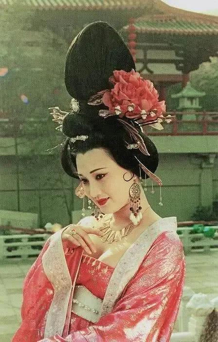 影视剧唐朝造型已落寞消失，华丽服饰不再用，高仿塑料珠子到处用