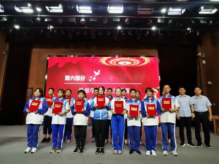 潍坊新纪元学校初中部学生会换届竞选纪实