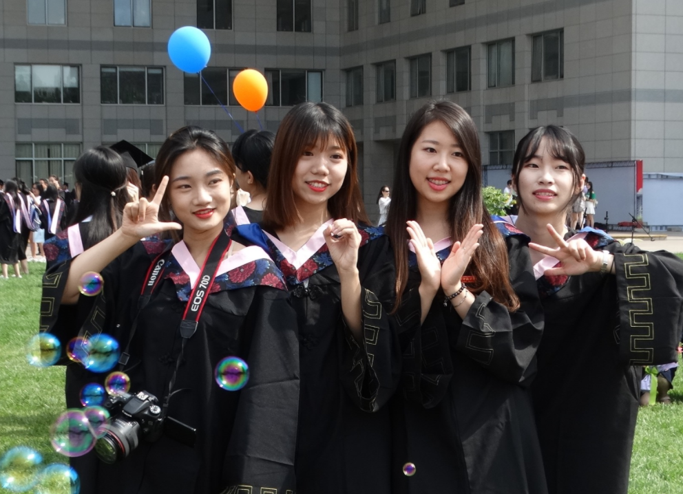 上海落户政策条件放宽，部分毕业生可直接落户，应把握住机会