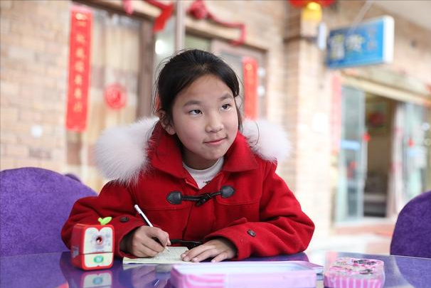 美女学霸淡定查分，数学150分满分，网友：漂亮又优秀