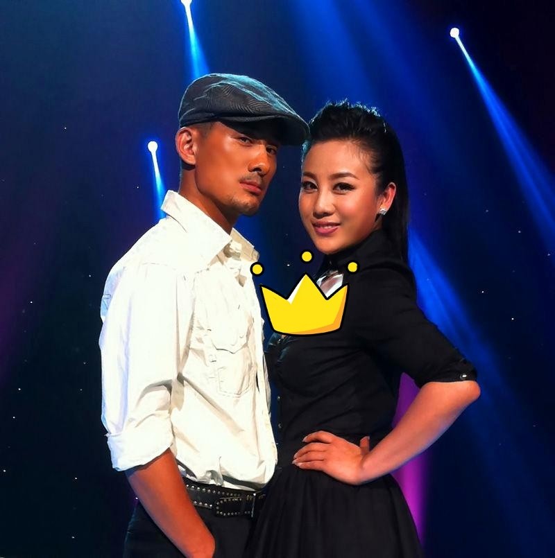 36岁歌手张冬玲大变样,尖下巴大眼像网红,与阿宝关系暧昧不清?