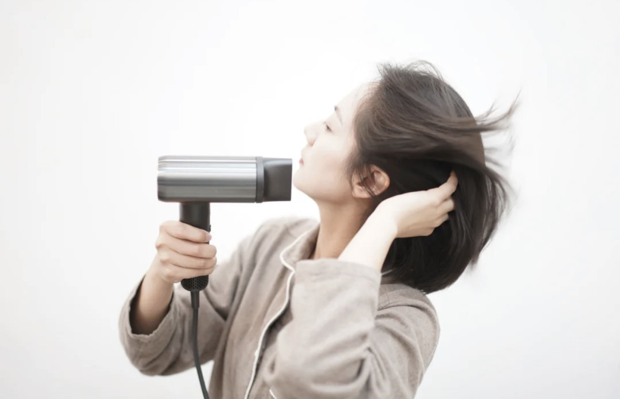 别去理发店做“护理”，都是噱头！用护发素这样做，简单效果还好